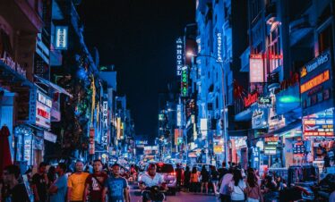a city street filled with lots of people