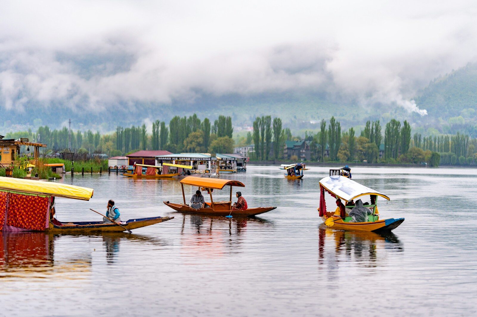 Srinagar – Houseboat Stay & Local Sightseeing